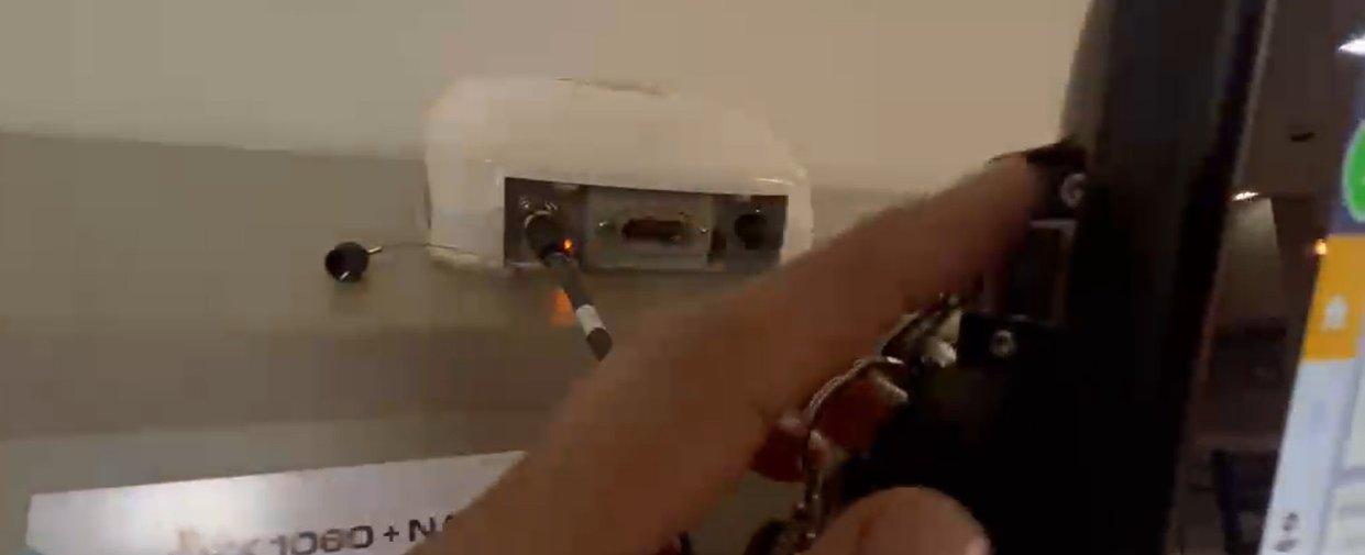 Inserindo o pendrive na porta na parte traseira do monitor Trimble GFX