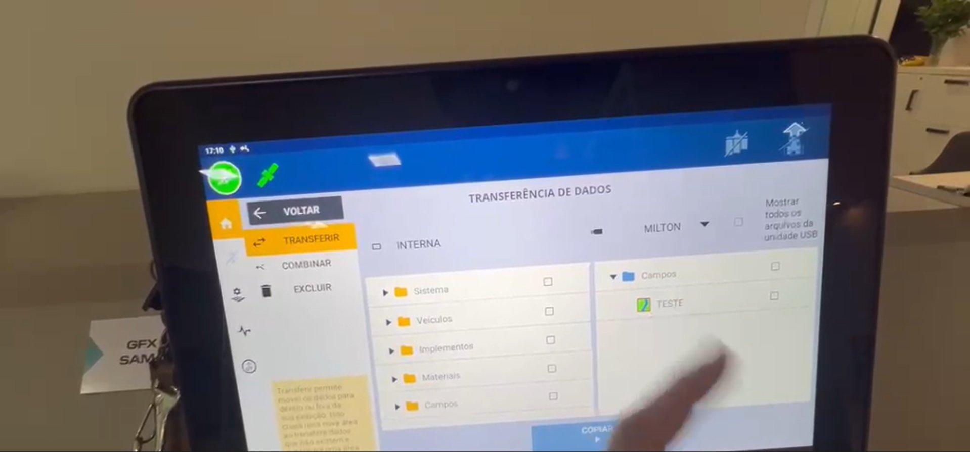 Arquivos do pendrive listados no lado direito da tela de Transferência de Dados